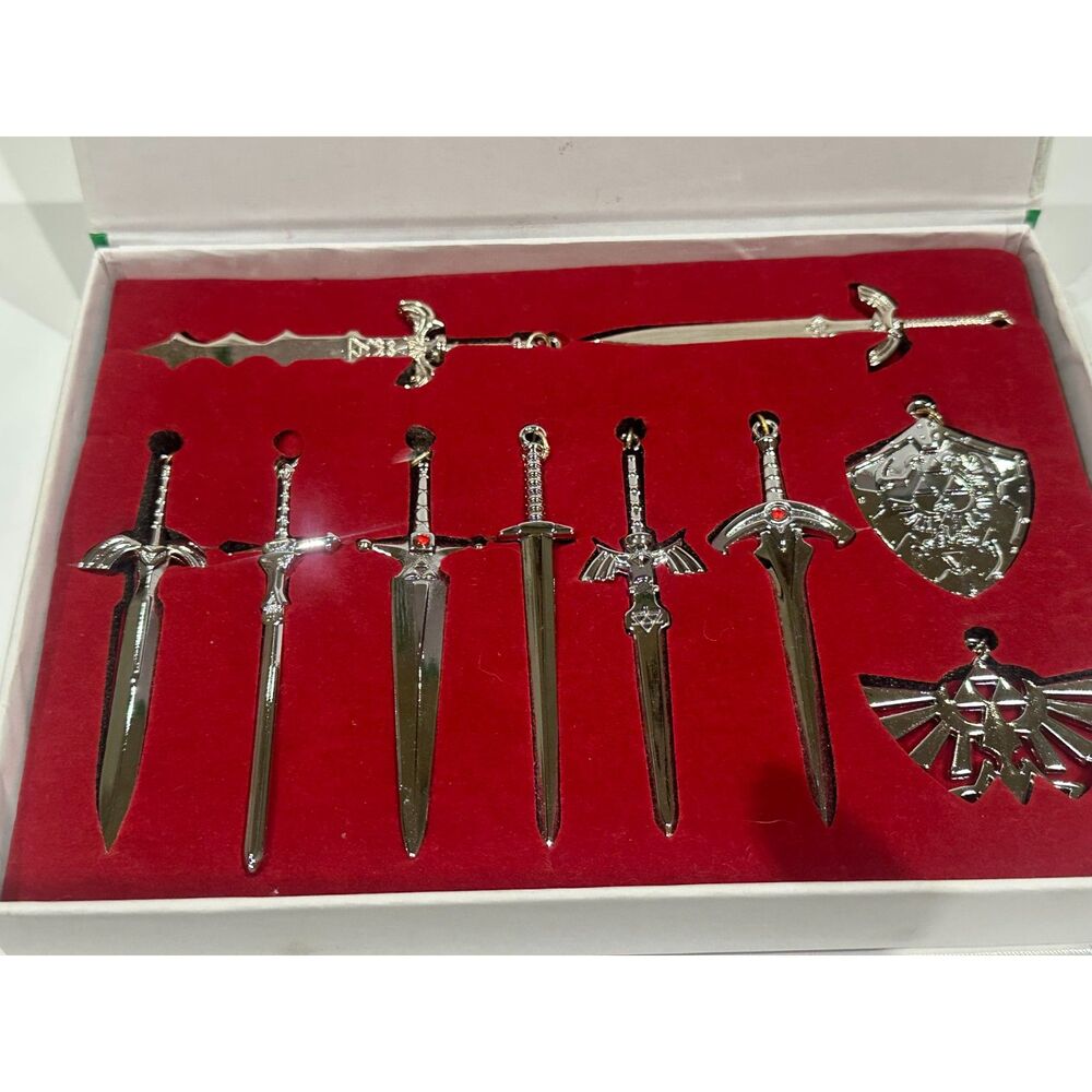 Legend of Zelda: Twilight Princess Miniature Sword & Shield Collection Set - Picture 4 of 6